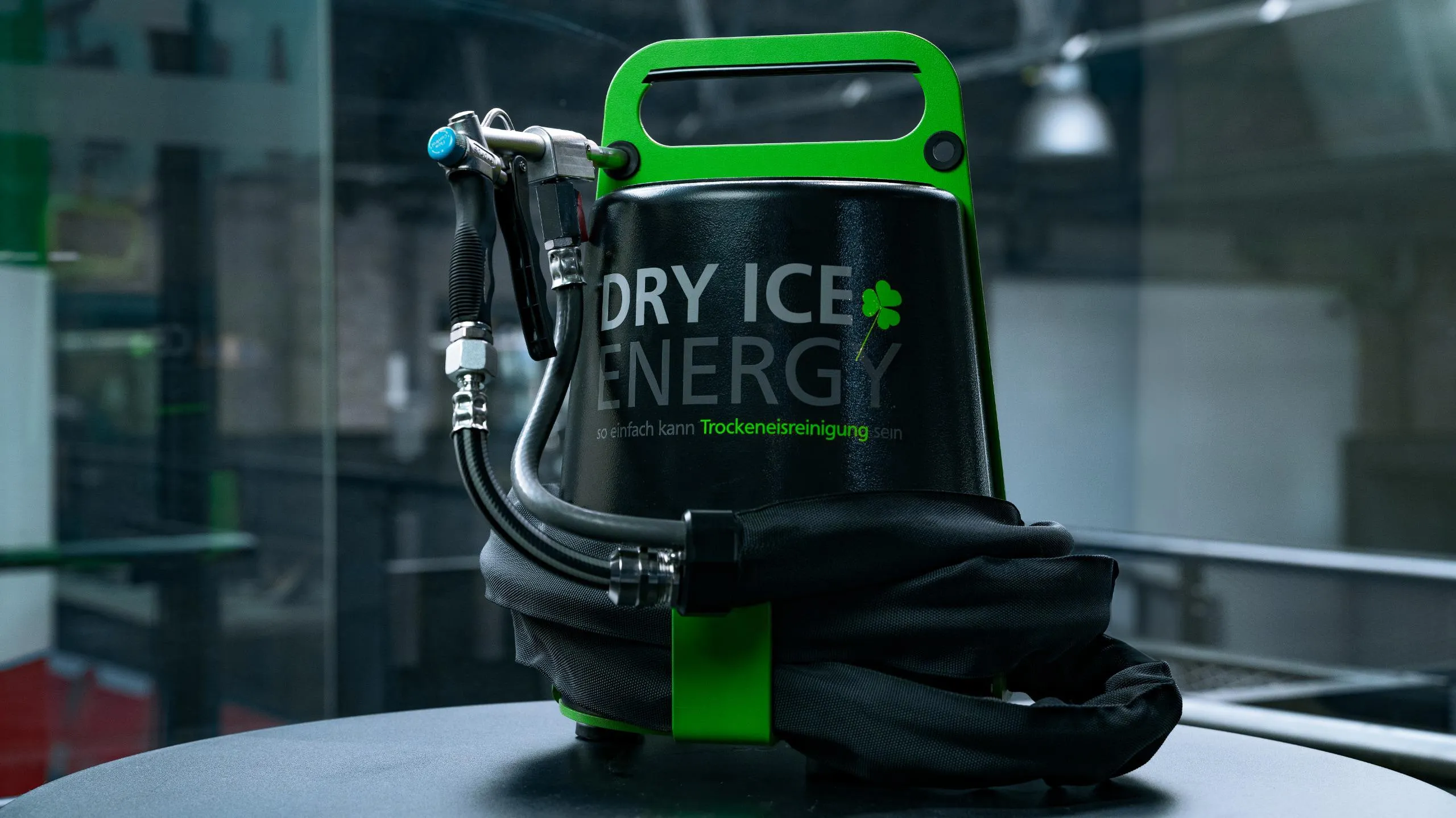 Champ Neo dry ice blasting unit for home use