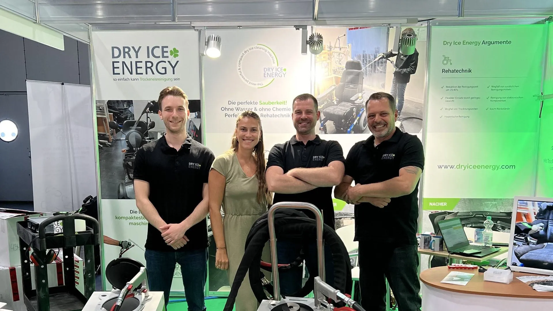 Das Dry Ice Energy Team am Messestand vor der Markenwand