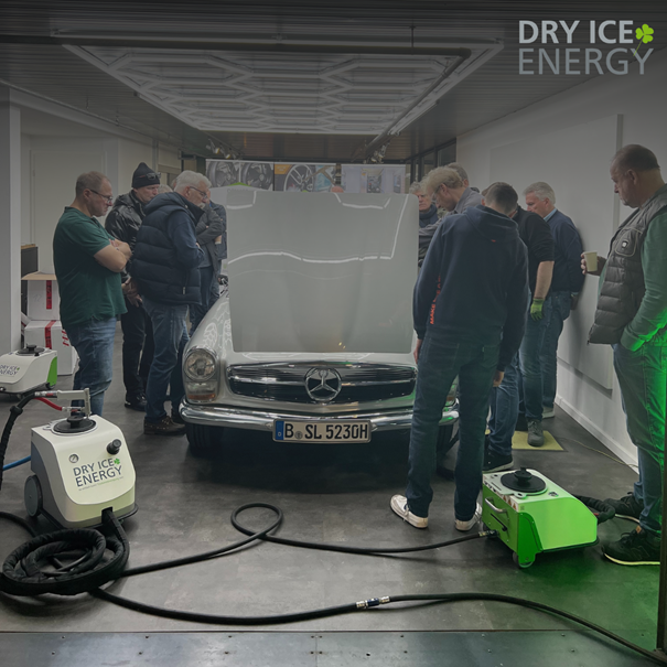 Gruppe von Menschen betrachtet einen Mercedes Oldtimer mit geöffneter Motorhaube bei einer Vorführung mit Trockeneisreinigungsgeräten von Dry Ice Energy | Quelle: Dry Ice Energy (Eigenaufnahme)